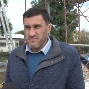 2020 10 20 Primarul de Căușeni a împrăștiat pietrișul pe stadionul sportiv în reconstrucție.