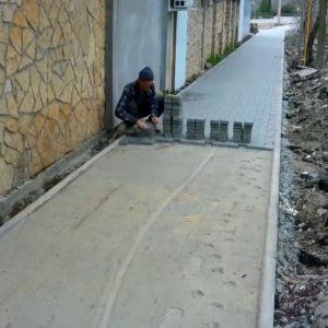 2021 04 19 Încă un trotuar se pavează la Căușeni